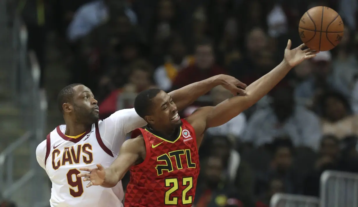 Pebasket Atlanta Hawks, Isaiah Taylor, berebut bola dengan pebasket Cleveland Cavaliers, Dwayne Wade, pada laga NBA di Philips Arena, Atlanta, Kamis (30/11/2017). Hawks kalah 114-121 dari Cavaliers. (AP/John Bazemore)