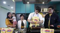 (Kiri-Kanan) Asmirandah, aktris, Dr. dr. Luciana Sutanto, MS SpGK, Spesialis Gizi Klinik, Victor Agustino, Celebrity Chef dan Roland Layandi, Brand Manager Food Categori, PT Bina Karya Prima dalam Virtual Press Conference forVita dalam rangka Hari Kesehatan Nasional “Bebas Lemak Trans, Bebaskan Hidupmu”, Jumat (12/11/2022). (Dok. PT Bina Karya Prima)