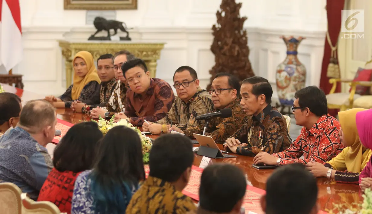 Presiden Joko Widodo berbincang dengan asosiasi pengusaha mikro, kecil dan menengah di Istana Merdeka, Jakarta, Selasa (18/6/2019). Jokowi mengatakan, pelaku UMKM di Indonesia memiliki kesempatan yang masih sangat longgar untuk mengembangkan usaha. (Liputan6.com/Angga Yuniar)