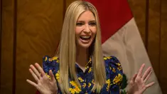 Penasehat Presiden AS Donald Trump, Ivanka Trump tertawa saat menghadiri pertemuan di pasar Bursa Saham Peru selama Pertemuan Bisnis Amerika III di Lima (12/4). Ivanka tampil cantik dengan busana biru bermotif kembang. (AFP Photo/Ernesto Benavides)