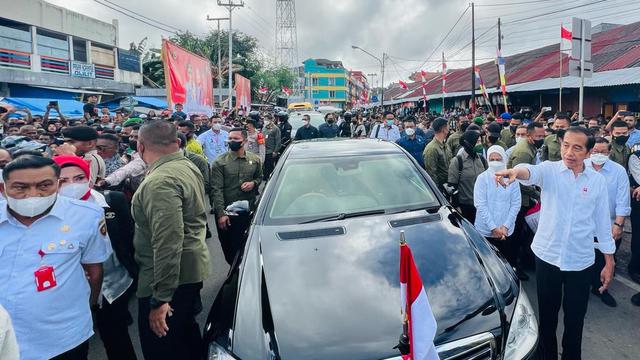 Presiden Jokowi disambut antusias oleh ribuan warga saat mengunjungi Pasar Olilit yang berada di Tanimbar Selatan, Kabupaten Kepulauan Tanimbar.
