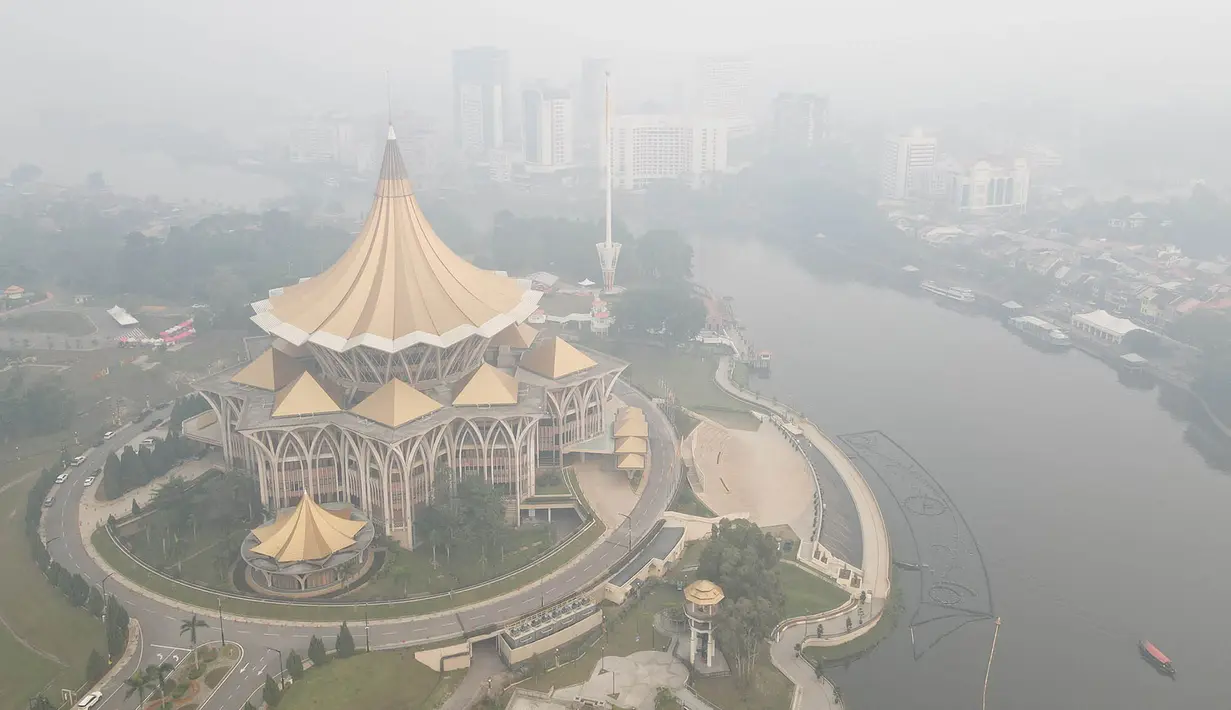 Foto udara memperlihatkan kabut asap menyelimuti kawasan di sekitar gedung Dewan Undangan Negeri Sarawak di Kuching, Malaysia, Selasa, 1 September 2026. (AFP)