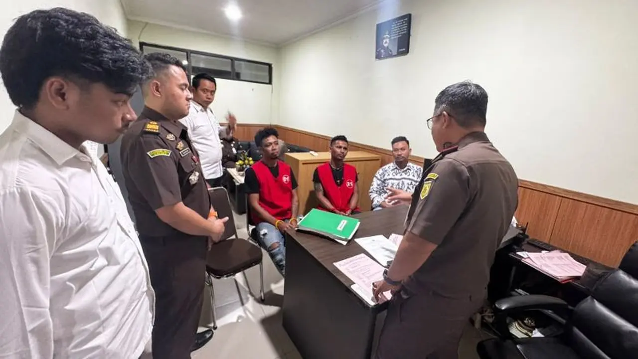 Pelimpahan berkas perkara dan tersangka pembunuhan Nus Kei. (foto Antara).