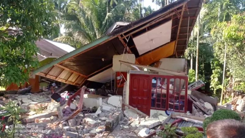 Gempa dengan Magnitudo 6,1 (dimutakhirkan dari M 6,2) yang mengguncang Kabupaten Pasaman Barat mengakibatkan beberapa rumah rusak ringan hingga berat.