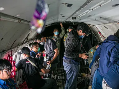 Suasana saat sejumlah awak media memantau proses pencarian pesawat Sriwijaya Air SJ 182 dari pesawat CN 295 milik TNI AU di perairan Kepulauan Seribu, Jakarta, Minggu (10/1/2021). TNI AU menargetkan proses pencarian Sriwijaya Air SJ 182 maksimal selama tujuh hari. (Liputan6.com/Faizal Fanani)