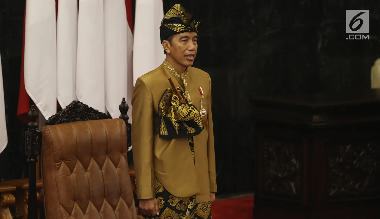 Presiden Joko Widodo dengan baju adat suku Sasak NTB menghadiri Sidang Bersama DPD-DPR di Kompleks Parlemen, Senayan, Jakarta, Jumat (16/8/2019). Setelah sidang tahunan MPR 2019 berakhir, agenda berlanjut ke sidang bersama DPD-DPR. (Liputan6.com/Johan Tallo)
