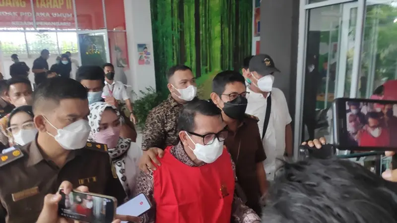 Terdakwa pencabulan mahasiswi Universitas Riau yang divonis bebas hakim di Pengadilan Negeri Pekanbaru.