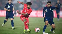 Pemain naturalisasi baru Vietnam, Nguyen Xuan Son melesatkan bola ke gawang Thailand dalam laga leg pertama final Piala AFF 2024 yang berlangsung di Viet Tri Stadium, Vietnam, Selasa (02/01/2025) waktu setempat. (AFP/Nhac Nguyen)