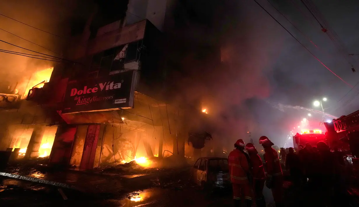 Api bermula dari sebuah toko furnitur dan dengan cepat melahap toko-toko lain di lantai dasar gedung yang dikenal sebagai Ayesha Manzil, kata Wali Kota Karachi Murtaza Wahab. Dia mengatakan petugas pemadam kebakaran memadamkan api setelah upaya keras. (AP Photo/Fareed Khan)