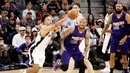 Aksi pemain San Antonio Spurs, Kyle Anderson (kiri) berebut bola dengan pemain Phoenix Suns,  P.J. Tucker (2kiri) pada laga NBA di AT&T Center, (28/12/2016). (Reuters/Soobum Im-USA TODAY Sports)