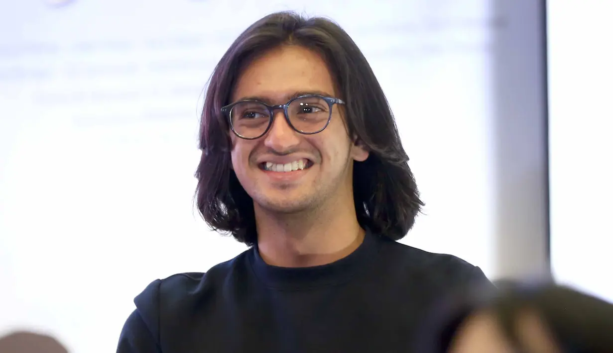 "Saya sebagai Fano, sangat berbeda. Umur gue di upgrade sangat tua dari usia gue sekarang. Usia gue sekarang 21," ujar Omar Daniel, di kawasan Ciputat, Tangerang Selatan, beberapa waktu lalu. (Nurwahyunan/Bintang.com)