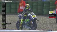 Pebalap Movistar Yamaha, Valentino Rossi, terjatuh saat memimpin balapan MotoGP Assen di Sirkuit Assen, Belanda, Minggu (26/6/2016). Rossi gagal melanjutkan balapan. (Bola.com/Twitter/MotoGP)