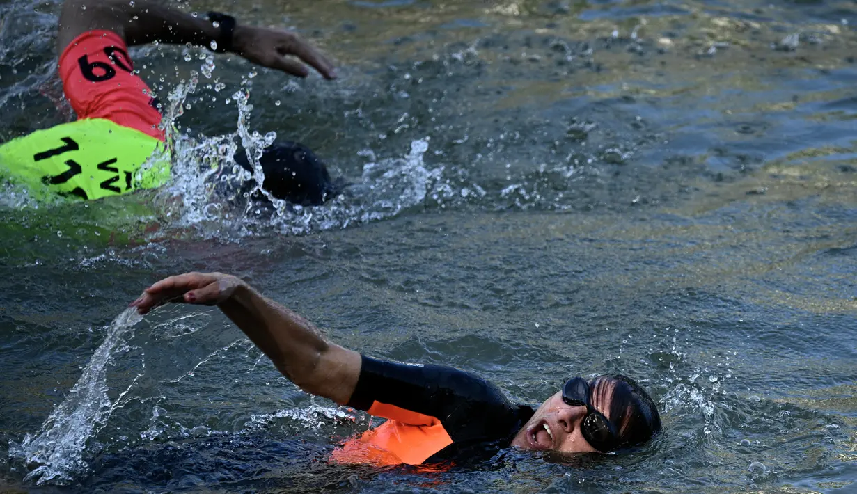 Dia berenang sejauh sekitar 100 meter, bergantian antara gaya bebas dan gaya dada. (JULIEN DE ROSA / AFP)