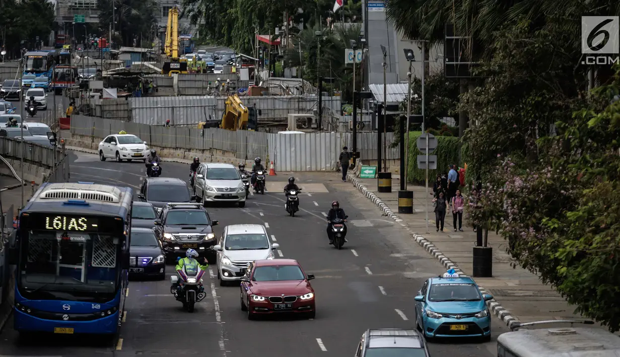 Pengendara sepeda motor melintasi Jalan MH Thamrin, Jakarta, Kamis (11/1). Pemprov DKI Jakarta tengah mengkaji kebijakan ganjil-genap untuk kendaraan roda dua melintasi Jalan MH Thamrin. (Liputan6.com/Faizal Fanani)
