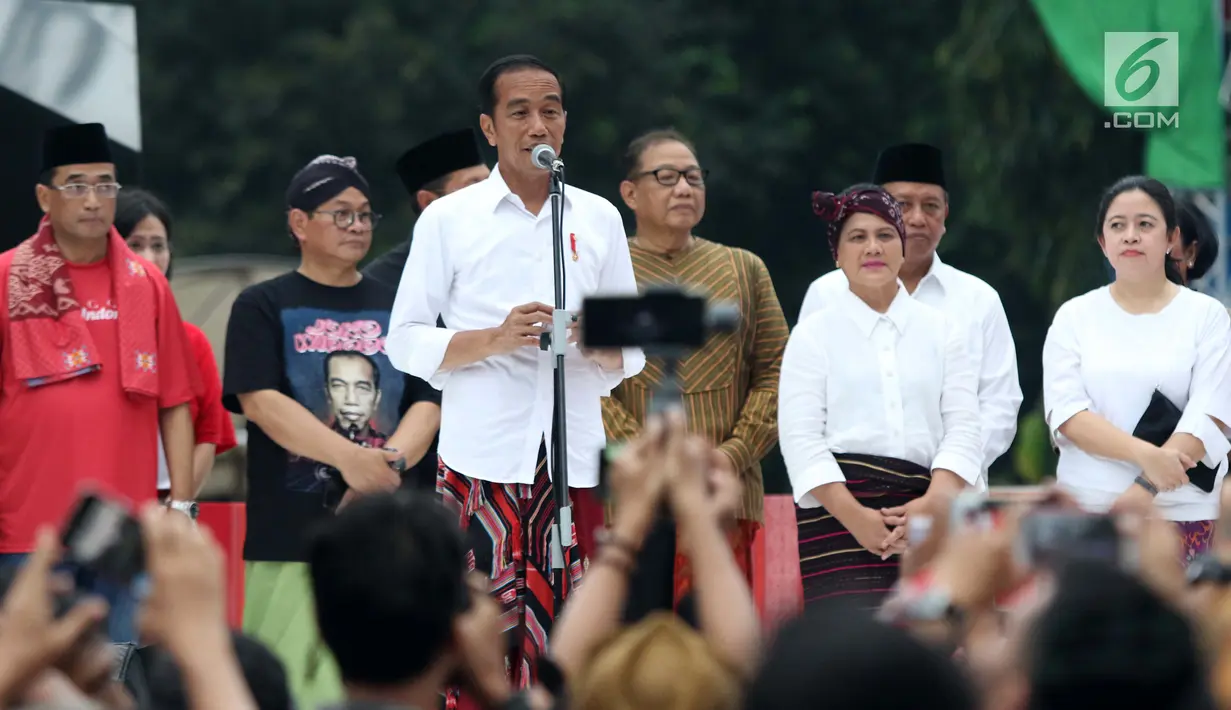 Presiden Joko Widodo memberi sambutan saat mengunjungi Festival Sarung Indonesia 2019, Plaza Tenggara Kompleks GBK, Jakarta, Minggu (3/3). Festival ini diikuti sejumlah perajin sarung tenun dari berbagai daerah. (Liputan6.com/Helmi Fithriansyah)