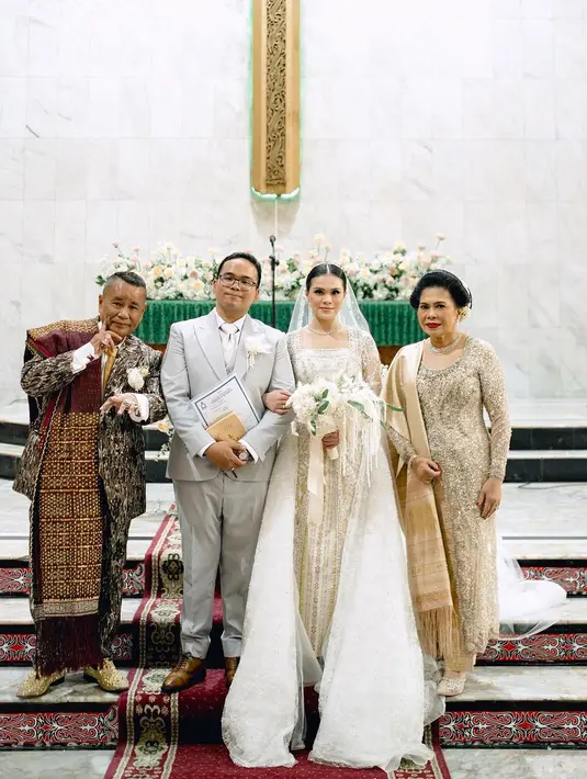 Saat di altar, Chen melengkapi kebayanya dengan ekor panjang yang bisa dilepas pasang. [IG/fcgweddings/myrnamyura]