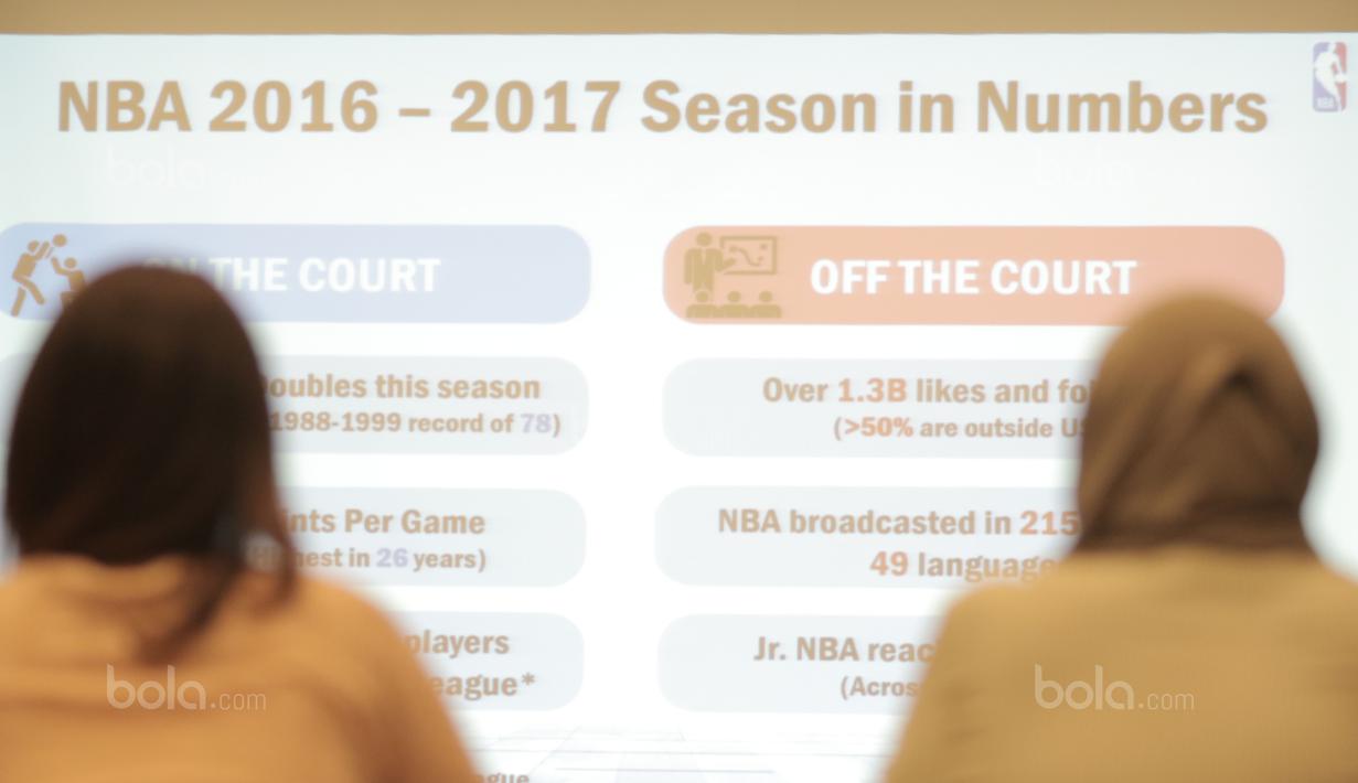 Peserta Workshop NBA serius mengikuti presentasi di Hotel Fermount, Jakarta, (7/9/2017). Emtek satu-satunya grup Media di Indonesia yang menjalin kerjasama dengan NBA. (Bola.com/Nicklas Hanoatubun)  