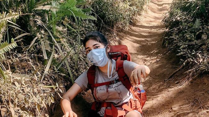 FOTO Gaya Debi Sagita saat Naik Gunung Penyuka 