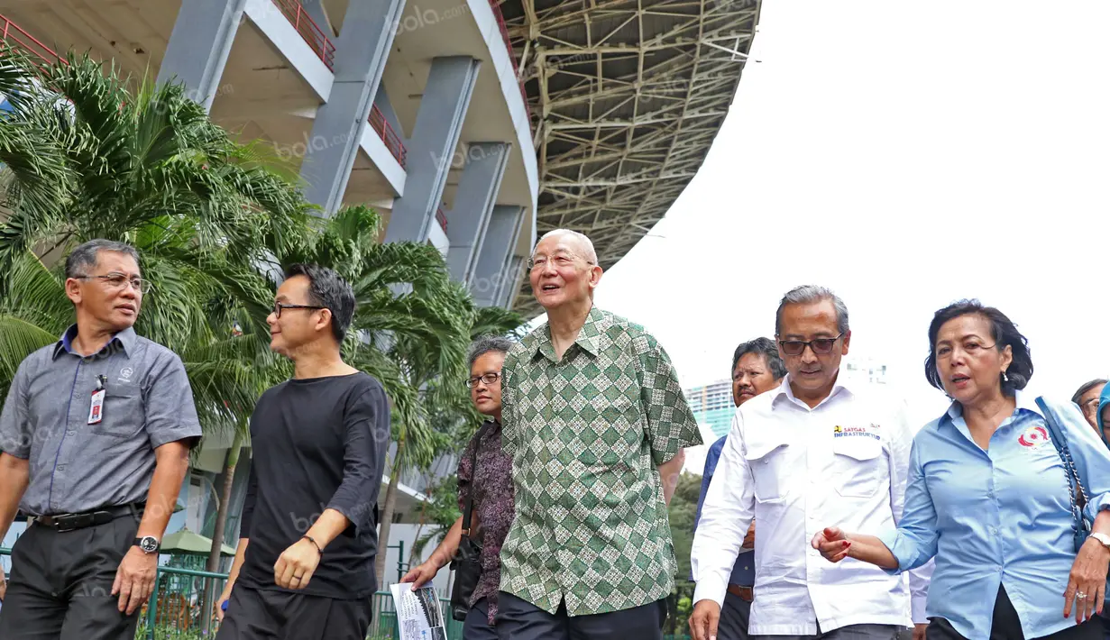 Vice Presiden Olympic Council of Asia (OCA), Wie Jizhong (tengah), bersama Rita Subowo saat meninjau Stadion Utama Gelora Bung Karno, Jakarta, Rabu (13/4/2016). (Bola.com/Nicklas Hanoatubun)