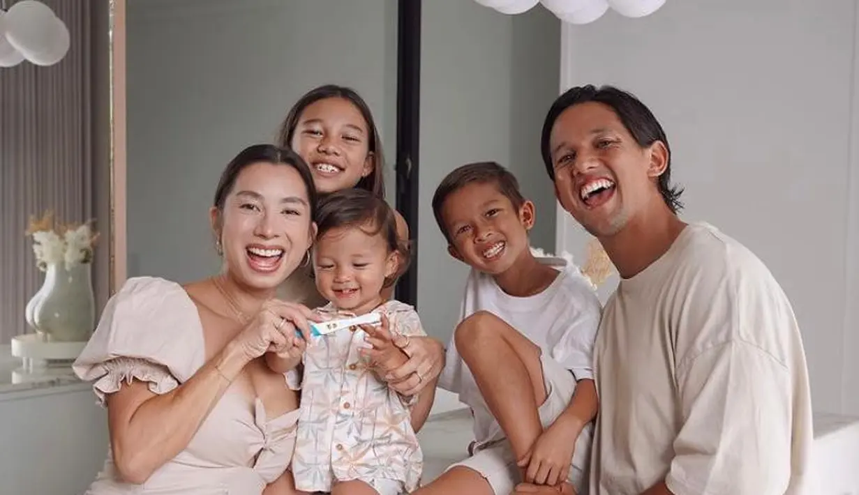 Kabar itu dibagikan melalui unggahan instagram Jennifer baru-baru ini. Dalam foto tersebut terlihat mereka tampil kompak mengenakan busana nuansa krem yang senada.(Instagram/jenniferbachdim).