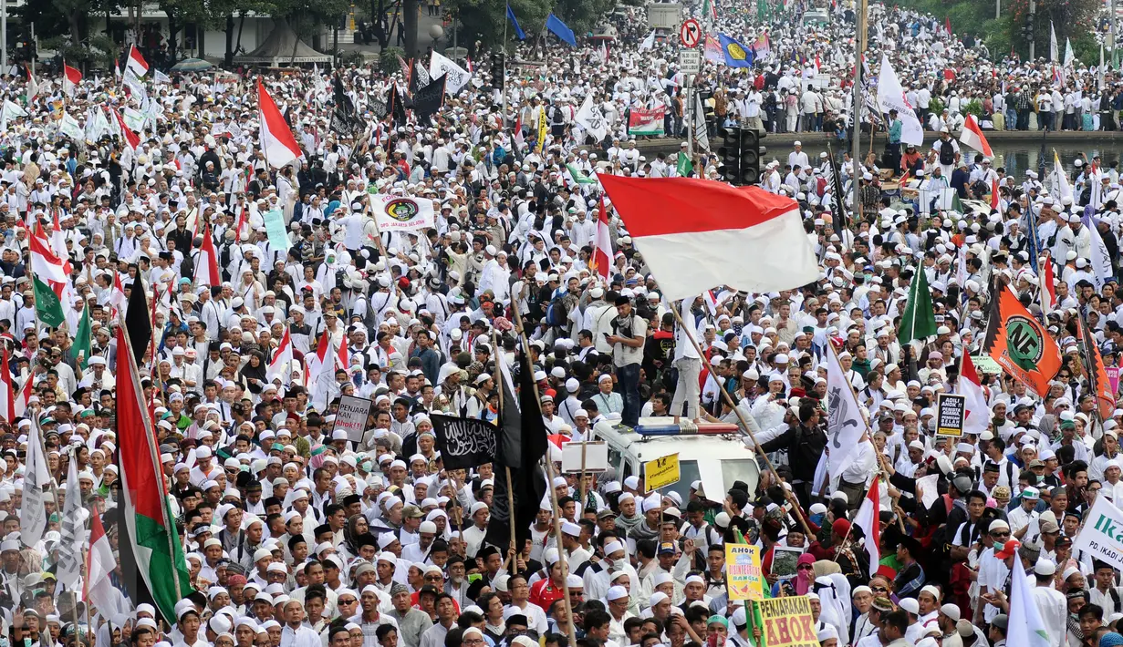 Ratusan ribu massa aksi damai memenuhi ruas Jalan Merdeka Barat menuju Istana Negara, Jakarta, Jumat (4/11). Massa melakukan aksi di depan Istana Negara menuntut penegakan hukum kasus dugaan penistaan agama. (Liputan6.com/Helmi Fithriansyah)