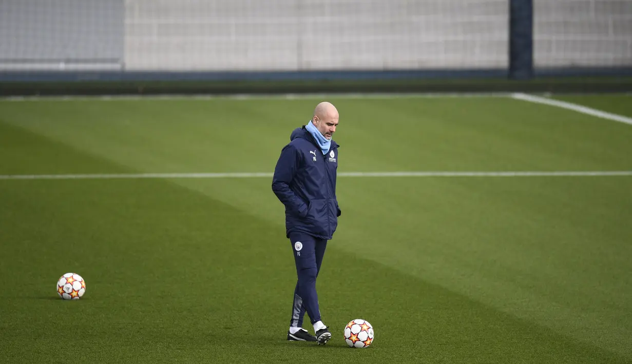 Pelatih Manchester City, Pep Guardiola menghadiri sesi latihan tim di City Football Academy di Manchester, barat laut Inggris (8/3/2022). City akan bertanding melawan Sporting CP pada babak 16 besar Liga Champions. (AFP/Oli Scarff)