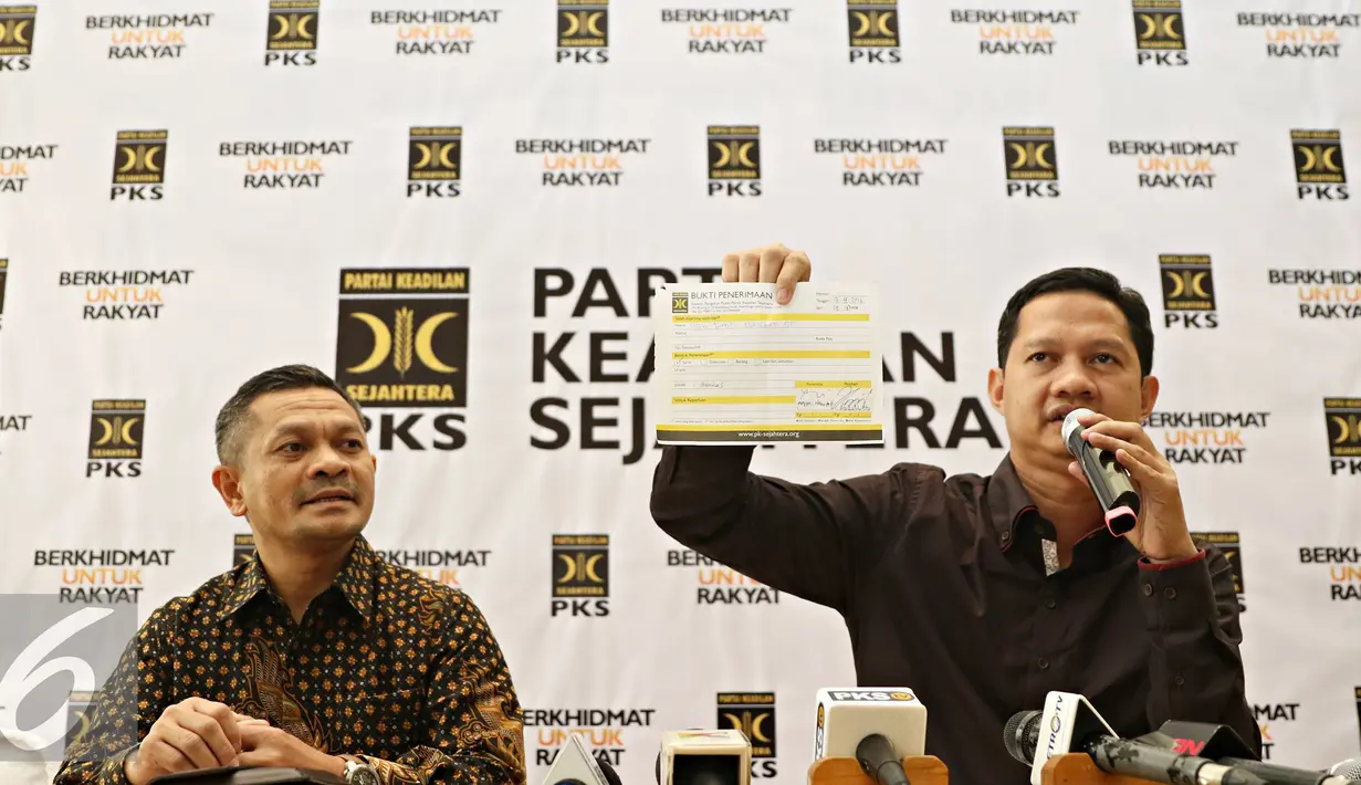 Ketua Bidang Humas DPP PKS Dedi Supriadi memperlihatkan bukti peneriman terkait pemecatan terhadap Fahri Hamzah, Jakarta, Senin (4/4). Keputusan pemberhentian Fahri diambil karena dianggap melanggar disiplin organisasi. (Liputan6.com/Immanuel Antonius)