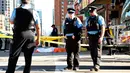 Petugas mengamankan area sekitar jasad yang tergeletak setelah sebuah van setelah menabrak para pejalan kaki di pinggiran utara Toronto, Kanada, Senin (23/4) Polisi telah menahan mobil boks warna putih dan sopir. (Nathan Denette/The Canadian Press via AP)