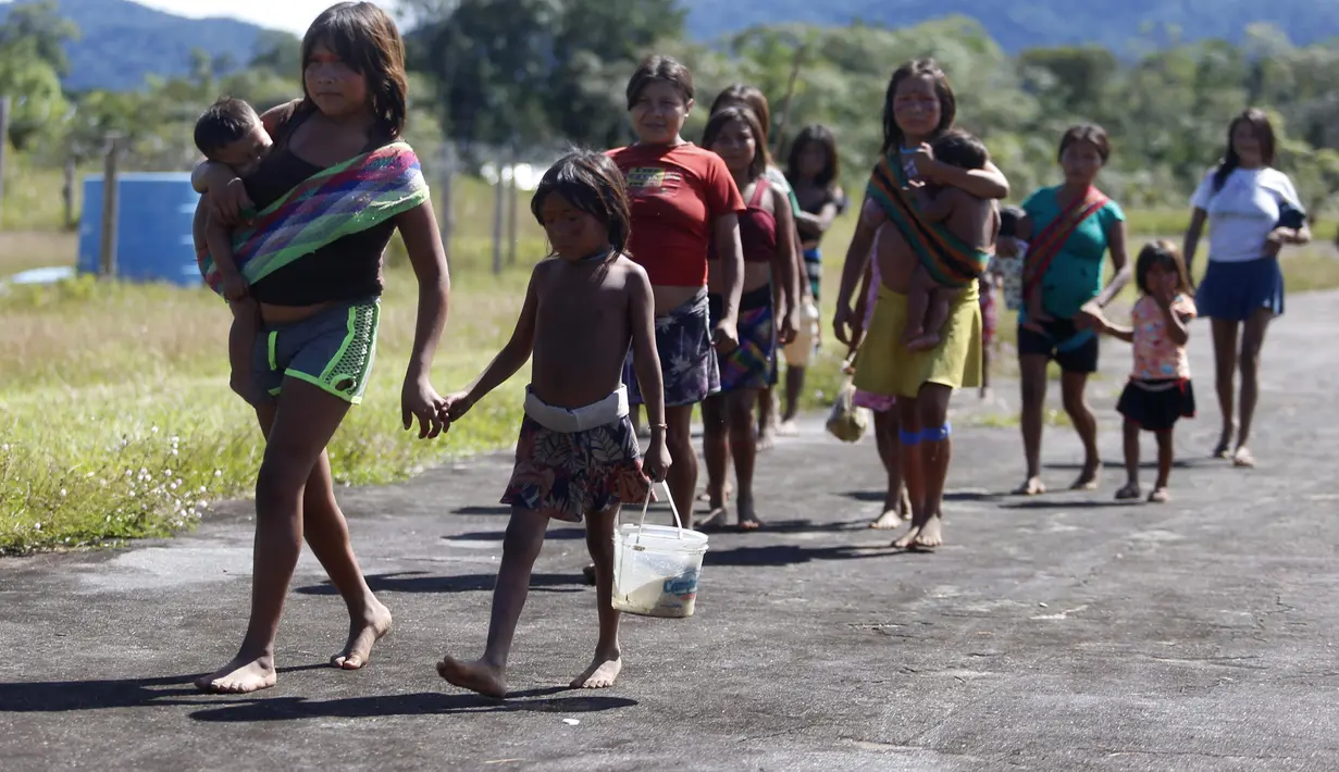 Masyarakat pribumi berjalan untuk melakukan konsultasi medis di Negara Bagian Roraima, Brasil (30/6/2020). Tim medis militer Brasil menyediakan perawatan medis bagi masyarakat pribumi mulai 30 Juni hingga 5 Juli, termasuk tes COVID-19. (Xinhua/Lucio Tavora)