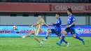 Pemain Dewa United, Alexis Messidoro, melepaskan tendangan ke gawang Tainan City FC pada matchday kedua Grup E AFC Challenge League 2025/2026 di Stadion Indomilk Arena, Rabu (29/10/2025) malam WIB. (Bola.com/M Iqbal Ichsan)