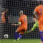 Gelandang Belanda, Arjen Robben, melakukan eksekusi penalti saat melawan Belarusia pada laga kualifikasi Piala Dunia 2018 di Stadion Borisov Arena, Borisov, Sabtu (7/10/2017). Belarusia kalah 1-3 dari Belanda. (AP/Sergei Grits)