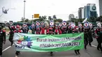 Massa aksi yang tergabung dalam Serikat Pekerja Indonesia (KSPI) membawa spanduk dan poster saat unjuk rasa di kawasan Patung Kuda, Jakarta, Rabu (16/12/2020). Dalam aksinya menyuarakan penolakan kaum buruh terhadap omnibus law UU Cipta Kerja. (Liputan6.com/Faizal Fanani)