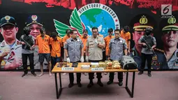 Kabid Humas Polda Metro Jaya Kombes Argo Yuwono (tengah) memberi keterangan saat rilis kasus narkoba jaringan Malaysia-Jakarta di Ditresnarkoba Polda Metro Jaya, Jakarta, Kamis (8/8/2019). Ditresnarkoba Polda Metro Jaya membekuk tujuh tersangka dalam kasus ini. (Liputan6.com/Faizal Fanani)