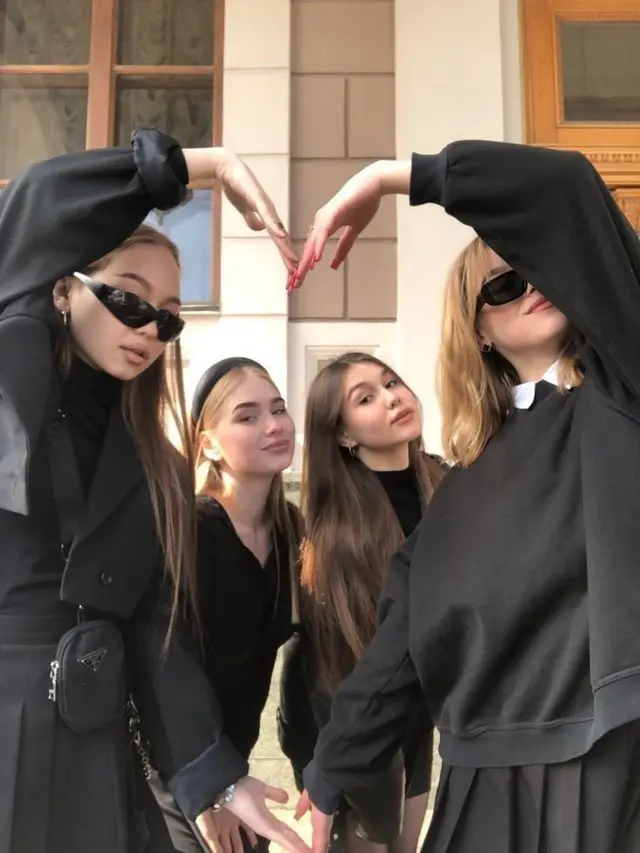 7 Inspirasi Ide Pose Foto Bareng Bestie Ini Gaya Kocak Banget