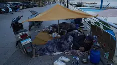Para pengungsi yang melarikan diri dari serangan udara Israel di Dahiyeh, pinggiran selatan Beirut, beristirahat di tepi pantai Beirut, Lebanon, Jumat 6 Maret 2026. Ratusan orang di Beirut, Lebanon, terpaksa tidur di tepi pantai dan trotoar dengan kondisi seadanya. (AP Photo/Hussein Malla)