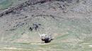 <p>Para penjinak ranjau Afghanistan dari Halo Trust meledakkan ranjau yang belum meledak (UXO) di sebuah bukit di distrik Deh Sabz, Kabul, pada 21 Mei 2024. (Wakil KOHSAR/AFP)</p>