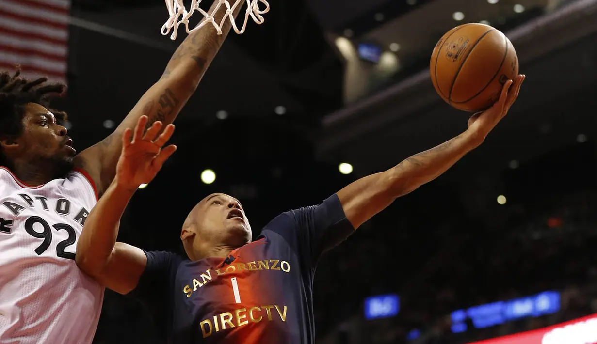 Guard San Lorenzo, Guillermo Diaz, berusaha memasukan bola saat melawan Toronto Raptors pada laga pramusim NBA di Rogers Center, Toronto, Sabtu (15/10/2016). Raptors menang 122-105 atas San Lorenzo. (USA Today Sports/Kevin Sousa)