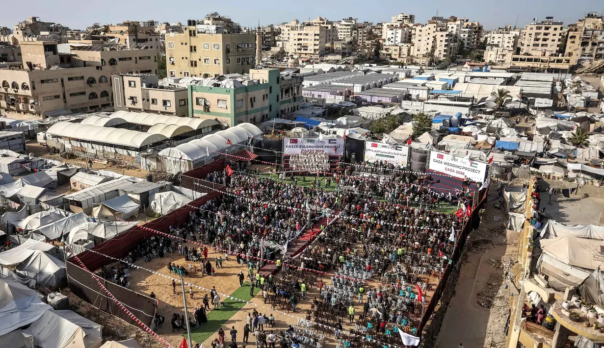 Orang-orang berkumpul selama perayaan pernikahan massal untuk para pengantin Palestina yang diselenggarakan oleh Yayasan Bantuan Kemanusiaan Turki (IHH) di Kota Gaza pada 11 Mei 2026. (Omar AL-QATTAA/AFP)