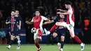 Laga kedua tim berlangsung terbuka sejak menit awal pertandingan. Arsenal yang tertinggal agregat 0-1 tampil agresif. (Thibaud MORITZ/AFP)