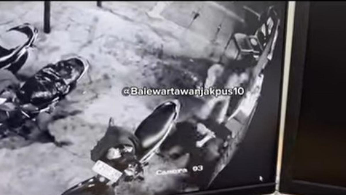 Aksi Brutal Dua Preman Keroyok Pedagang Sate di Cempaka Putih