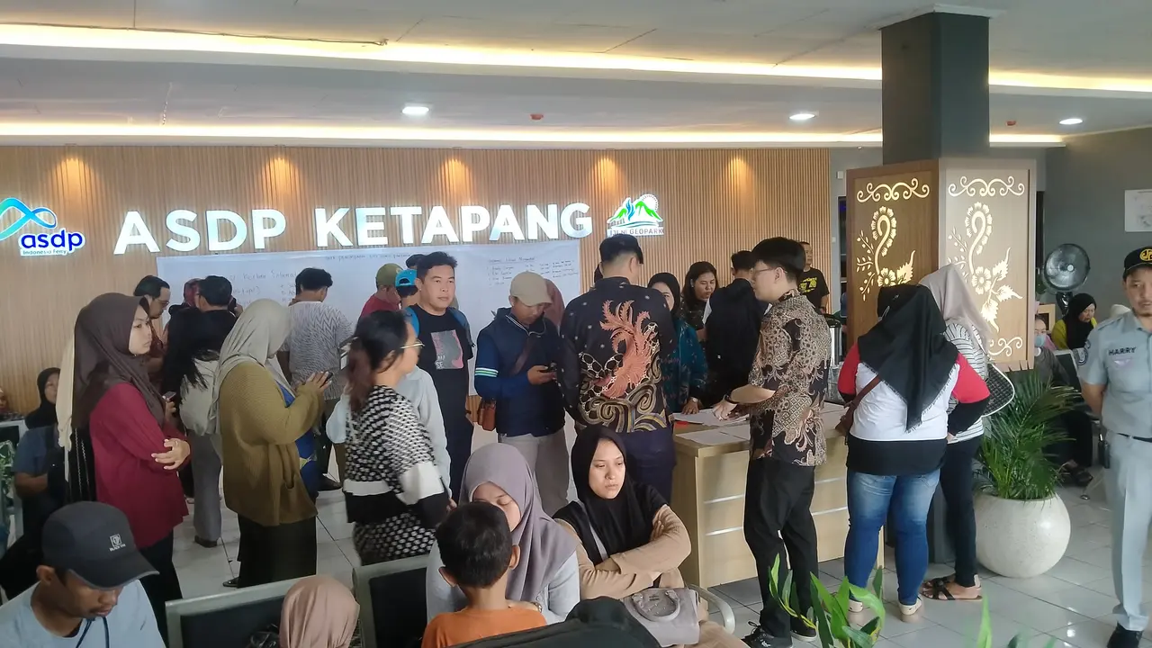 Keluarga korban KMP Tunu Pratama Jaya terus berdatangan di Pelabuhan Ketapang Banyuwangi untuk mengetahui nasip keluarganya (Istimewa)