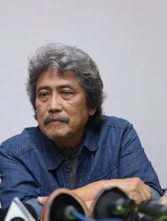 "Ditangani oleh dokter spesialisasi paru. Dan memberikan service excellent dari rumah sakit. Dalam beberapa waktu ke depan saya akan istirahat total. Karena sudah ada janji kalau tahun depan Bimbo 50 tahun," ujar Sam Bimbo. (Andy Masela/Bintang.com)