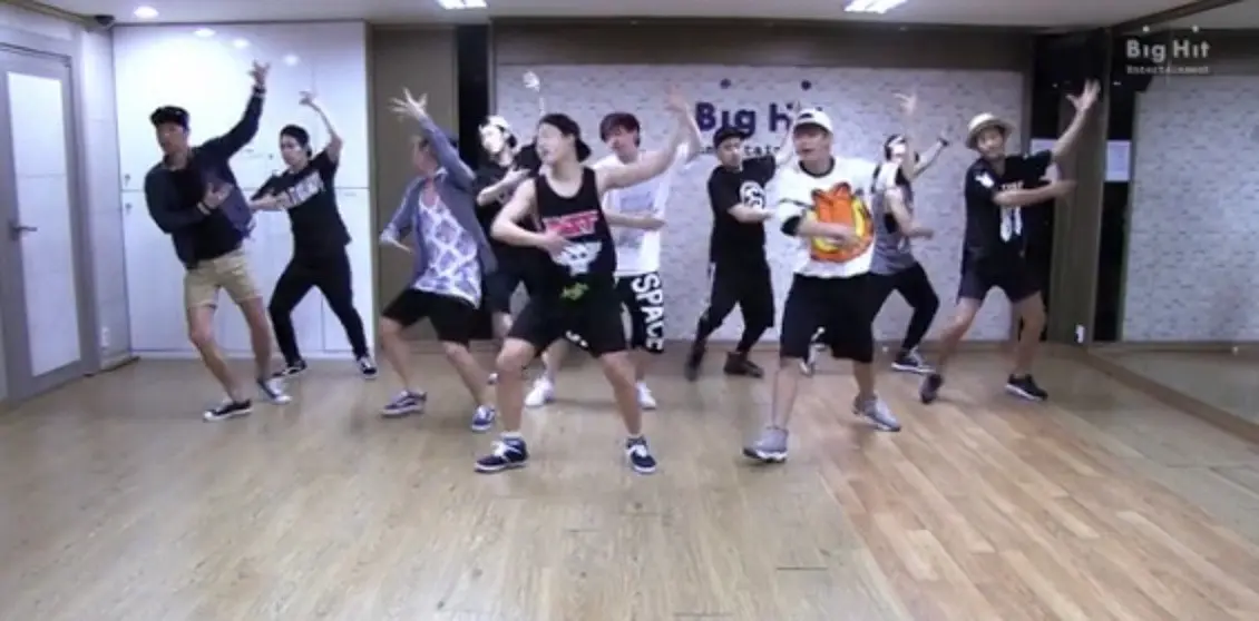 BTS berlatih koreografi untuk lagu 