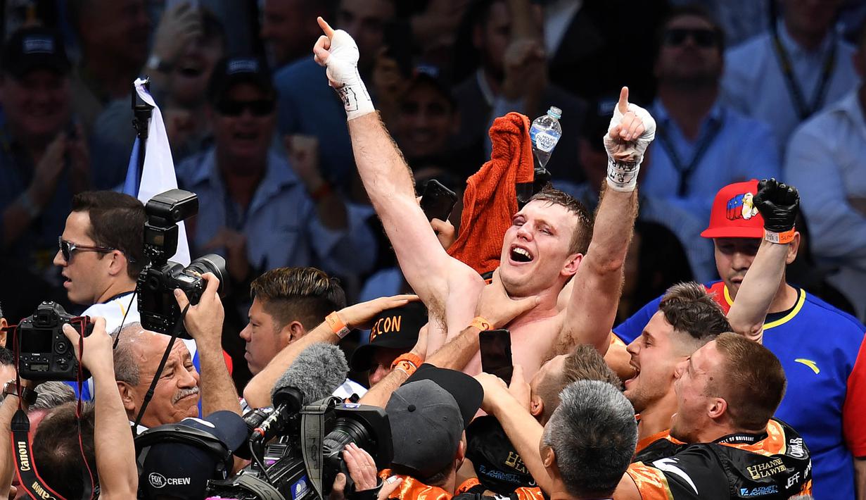 Petinju Australia, Jeff Horn, melakukan selebrasi usai berhasil mengalahkan petinju Filipina, Manny Pacquiao di Stadion Suncorp, Brisbane, Australia, Minggu (2/7/2017). Jeff Horn berhasil merebut sabuk juara kelas welter versi WBO. (EPA/Dan Peled)