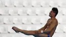 Atlet loncat indah asal China, Yang Jian melakukan lompatan pada nomor mens's 10m platform preliminary Asian Games 2018 di Jakarta, Sabtu (1/9). (Merdeka.com/Imam Buhori)