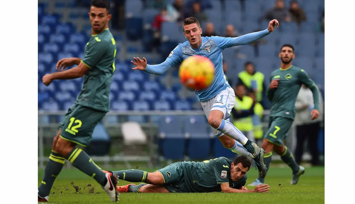 Pemain Lazio, Sergej Milinkovic-Savic (tengah)  melepaskan tembakan saat dihalau para pemain Palermo pada lanjutan liga Serie A  Italia di Stadion Olimpiade, Roma, Minggu (22/11/2015). (AFP Photo/Gabriel Bouys)