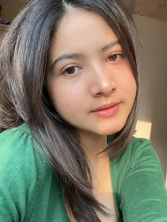 Bulan Sutena juga tak jarang membagikan potret selfie dirinya yang cantik. Lihat di sini, berselfie dengan cahaya matahari yang alami, wajah ayu Bulan Sutena semakin memesona. Foto: Instagram.