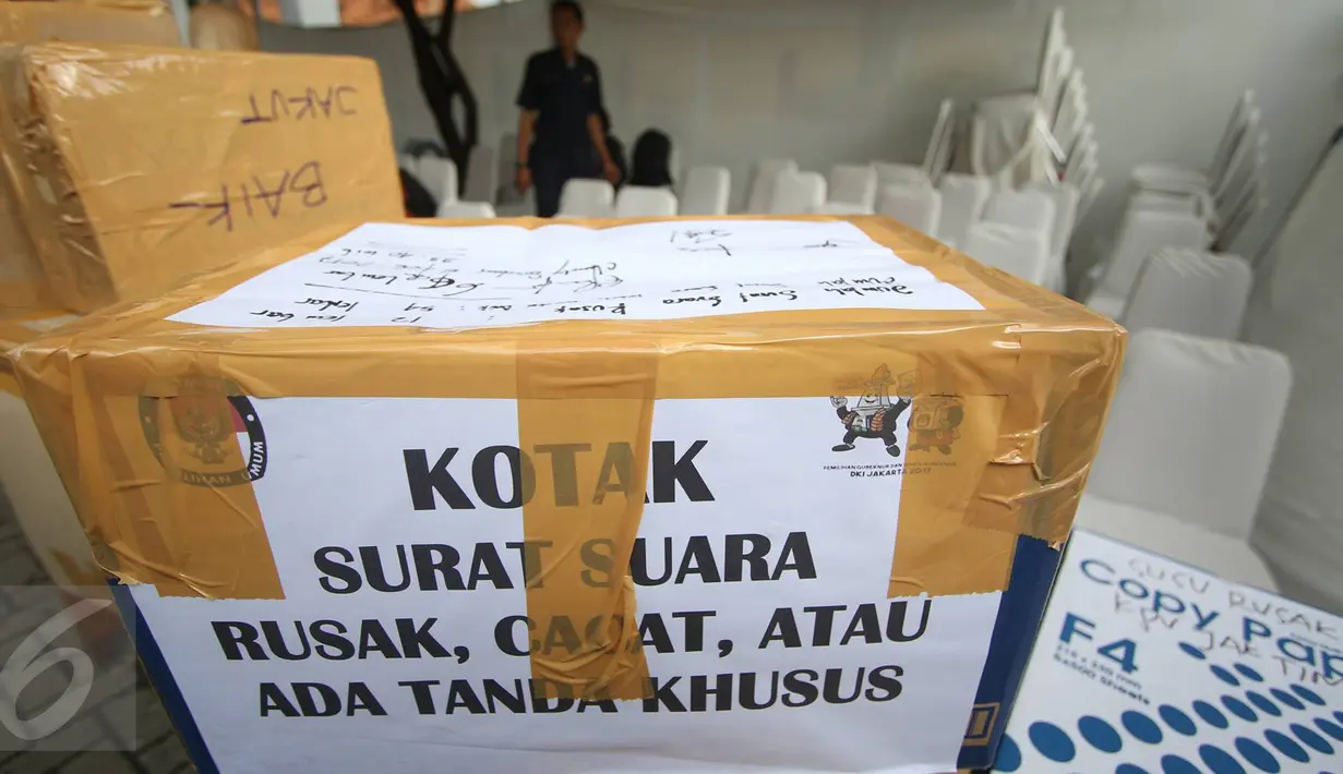 Kotak berisi surat suara yang rusak di Kantor KPUD DKI Jakarta, Selasa (14/2). KPUD DKI Jakarta memusnahkan 46.628 surat suara, dengan rincian 22.444 surat suara yang cacat atau rusak serta 24.184 surat suara baik sisa. (Liputan6.com/Immanuel Antonius)