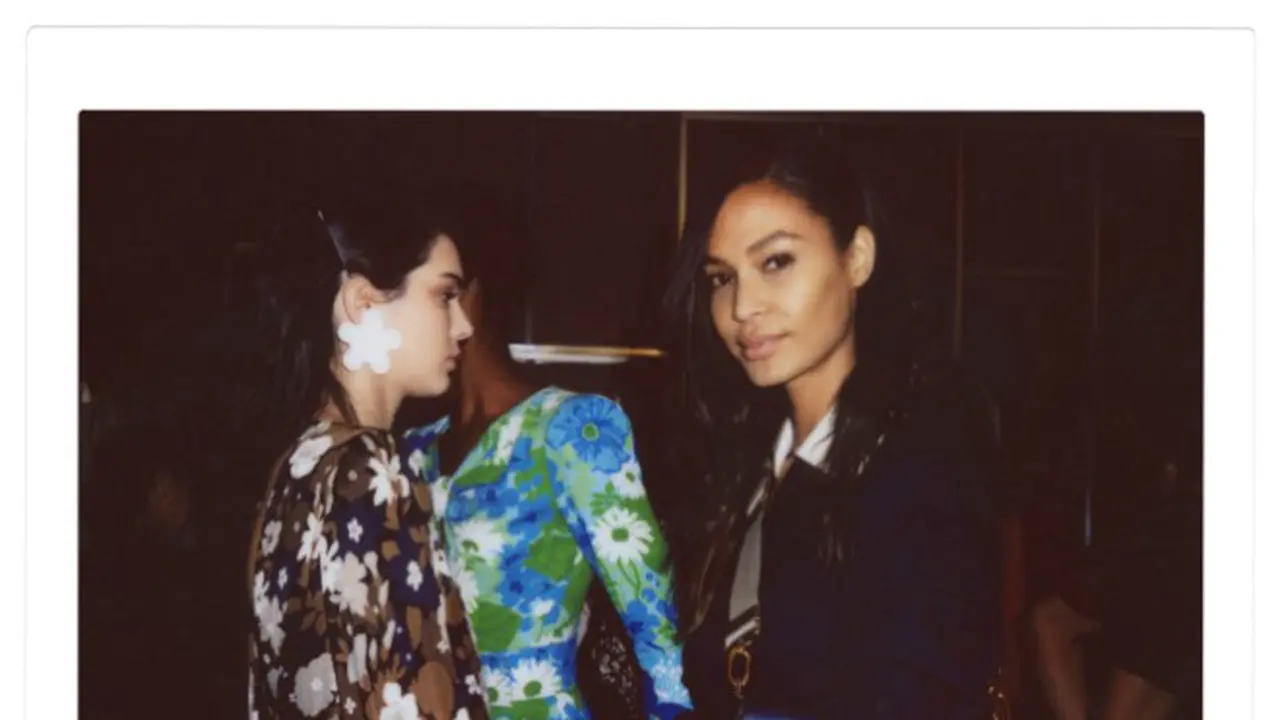 Kendall Jenner dalam kamera polaroid 