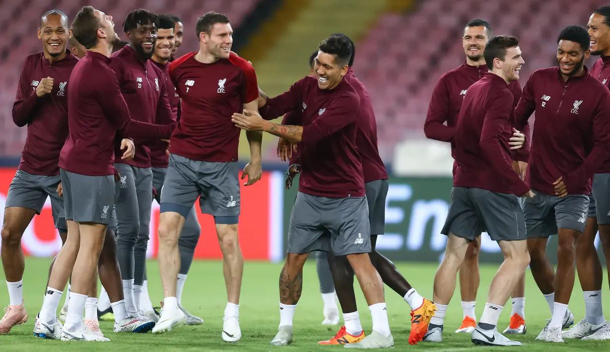 Para pemain Liverpool bercanda dengan rekan-rekannya selama sesi latihan di stadion San Paolo di Naples, Italia (2/10). Liverpool akan bertanding melawan Napoli pada grup C Liga Champions. (AFP Photo/Carlo Hermann)
